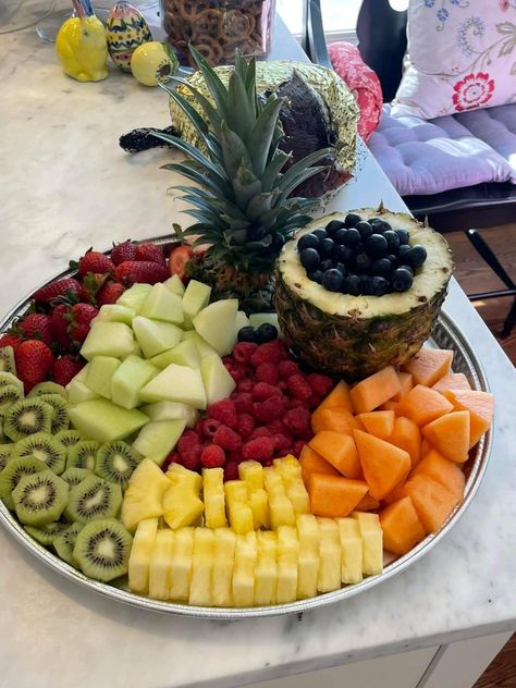 Wedding Fruit Platters, Fruit Tray With Pineapple Center, Fruit Bored, Easter Fruit Platter, Fruit Tray Arrangements, Diy Fruit Tray, Salad Platters, Fruit Tray Designs, Fruit Buffet