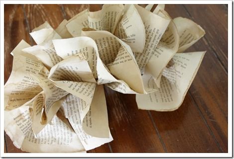 The Shabby Creek Cottage - farmhouse interiors re-designed: 31 days: Book page garland Christmas Garland Paper, Book Page Garland, Sheet Music Crafts, Garland Paper, Diy Tulle, Book Page Wreath, Make A Book, Diy Christmas Garland, Christmas Window Display