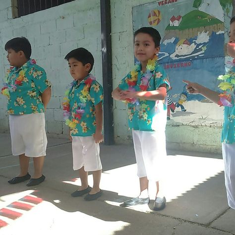 Trajes hawaiano Hawaian Costume, Hawaiin Costume, Waka Waka, Dress Up Day, Hawaiian Dress, School Boy, Disney Christmas, Bellini, Cool Costumes