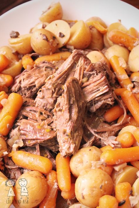 Pot Roast Cross Rib Roast Recipes Instant Pot, Blade Roast Instant Pot, Crockpot Pot Roast, Slow Cooker Pot Roast, Beef Roast, Pot Roast Slow Cooker, Roast Recipe, Pot Roast Recipes, Gravy Recipe