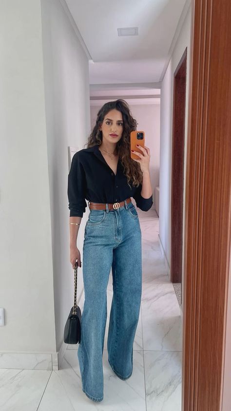 Office Jeans Outfit Summer, Wide Leg Jean Office Outfit, Light Jean Outfits, Pantalon Wide Leg Outfit, Look Com Calça Wide Leg Jeans, Ootd Wide Leg Jeans, High Waisted Wide Leg Jeans Outfit, Casual Bar Outfits, Wide Leg Outfit