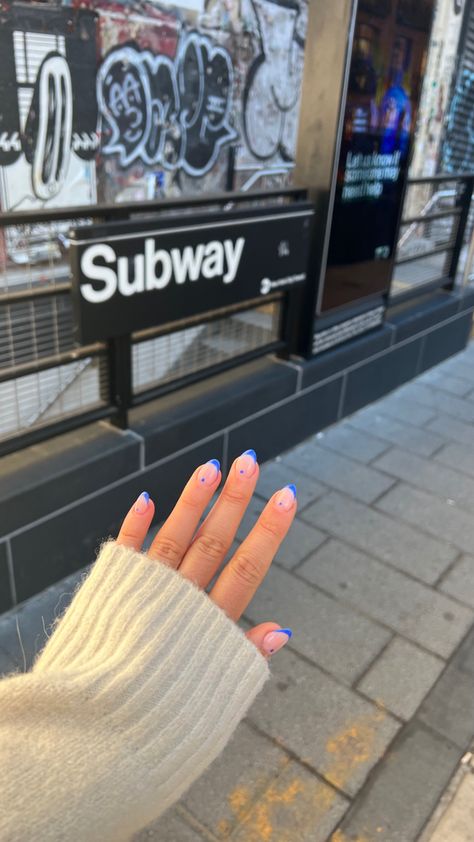 New York City Inspired Nails, London Aesthetic Nails, Nails For New York Trip, London Nails Aesthetic, Nails For Nyc Trip, Nyc Nails Aesthetic, Cobalt Blue French Tip Nails, New York Inspired Nails, New York Nails Aesthetic