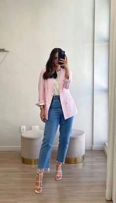 Chic Spring Style, Chic Mom Outfits, Blazer Outfits Casual, Look Office, Corporate Attire, Denim On Denim, Elegante Casual, Pink Blazer, Casual Chic Outfit