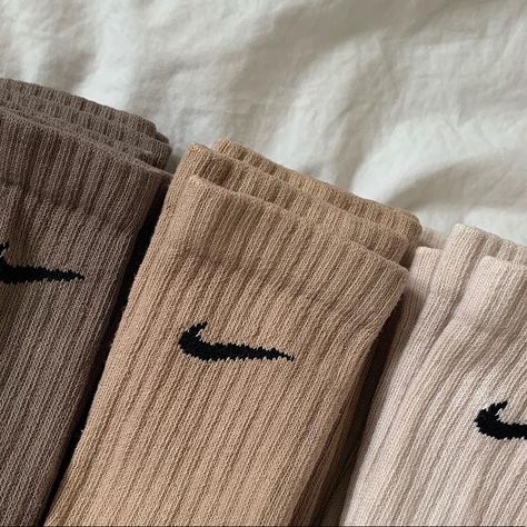 Nike Socks Brown, Brown Items Aesthetic, Fall Nike Shoes, Nike Socks Aesthetic, White Nike Outfit, Nike Ankle Socks, Nike Aesthetic, Air Jordan 1 White, Tan Aesthetic