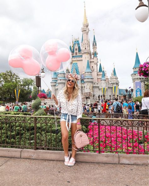 Disney Poses, Disney Parque, Disney Balloons, Disney Mug, Disneyland Photos, Cute Disney Outfits, Disney Photo Ideas, Disney World Pictures, Disney Paris