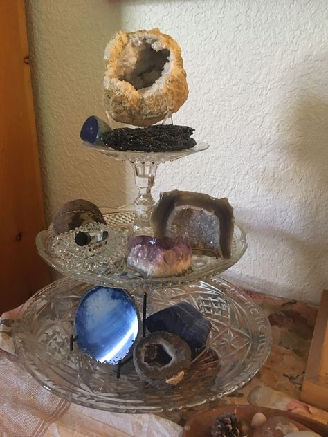 How To Display Crystals And Stones In Your Home, Diy Crystal Stand, Crystal Tumble Display Ideas, How To Display Small Crystals, Crystal Collection Display Ideas, Crystal Tumble Display, Crystal Sphere Display Ideas, Geode Display Rock Collection, Crystal Collection Display