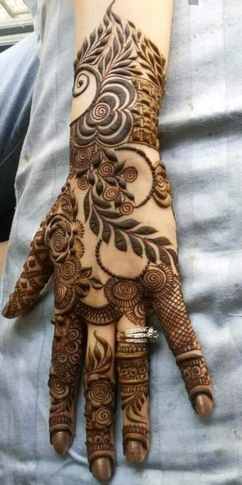 Henna Crown, Odyssey Art, Elegant Henna, Crown Tattoos, Khafif Mehndi Design, Very Simple Mehndi Designs, Simple Mehndi Designs Fingers, Engagement Mehndi Designs, Full Mehndi Designs