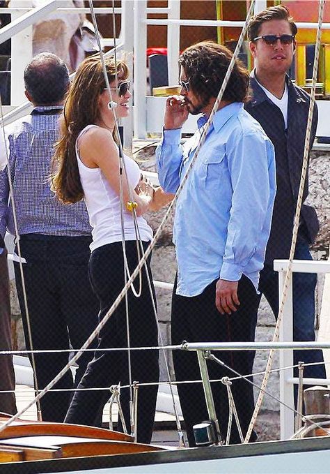 Johnny Depp Angelina Jolie, Johnny Movie, Johnny Depp Movies, Johnny D, Scene Image, Long Hair Styles Men, Angelina Jolie, Johnny Depp, On Set