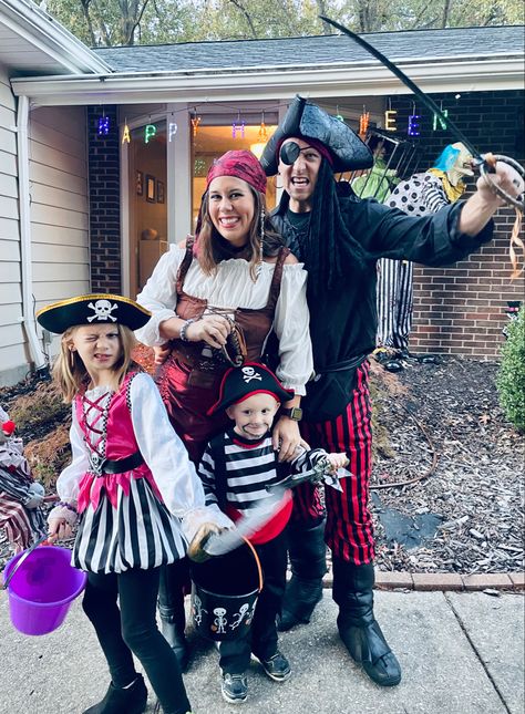 Pirate family! Pirates Of The Caribbean Family Costumes, Family Pirate Costumes, Pirate Family Costumes, Family Pirate Costumes Ideas, Pirate Halloween Costumes, Pirate Outfit, Pirate Halloween, Pirate Costume, Family Halloween Costumes