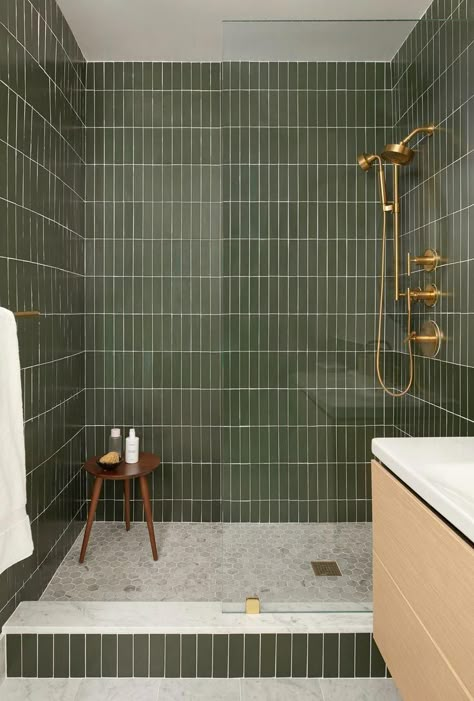 Bathrooms Green, Drømme Bad, Design Interior Baie, Green Subway Tile, Tile Renovation, Fireclay Tile, Bad Inspiration, Inspire Me Home Decor, Subway Tiles