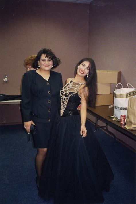 <p>Tras una exitosa presentación en los Premios a la Música Tejana 1994, la cantnate comparte con su amiga <strong>Patty Rodríguez</strong>.</p> Selena Quintanilla Outfits, Selena Quintanilla