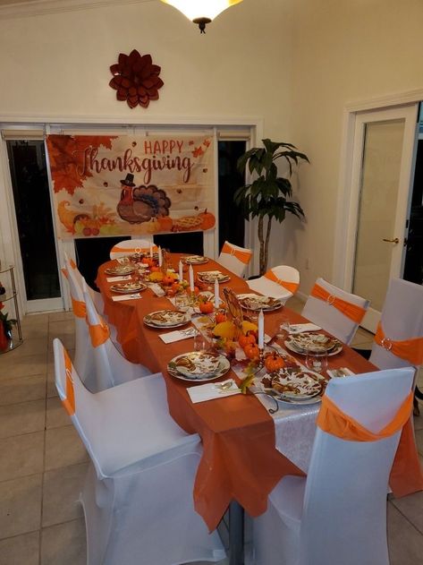 Friends Giving Ideas Decor, Thanksgiving House Decorations, Thanks Giving Decoration Ideas, Friends Giving Dinner Party Ideas, Friendsgiving Ideas Decorations, Modern Thanksgiving Table Settings, Friendsgiving 2023, Friendsgiving Dinner Party Decor, Thanksgiving Food Table