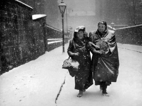 Gorbals Glasgow, Glasgow City Centre, East Kilbride, Scottish Women, Father Of Bride, Scottish People, Ww2 Soldiers, Glasgow City, London History