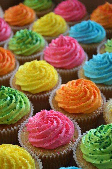 80s Party Foods, Colourful Cupcakes, Neon Party Themes, Neon Cupcakes, 80s Party Decorations, 80s Birthday Parties, 80s Theme Party, Neon Birthday, Glow Birthday