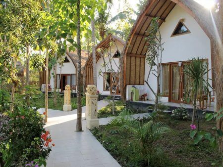 NUSA PENIDA TOUR - Things you MUST SEE on a Nusa Penida Tour Small Resort Design Plan, Small Resort Design, Beach Resort Architecture, Mini Resort Ideas, Small Beach Resort, Tropical Building, Beach Resort Design, Cottage Resort, Retreat Space