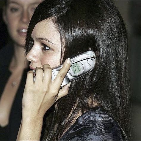 Old Phones, Twilight Film, Retro Phone, Body Reference Poses, Flip Phone, Rachel Bilson, Old Phone, Flip Phones, Mystery Series