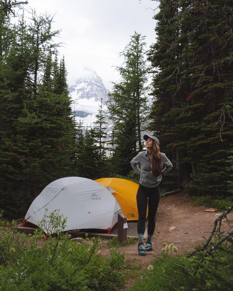 Solo Camping Aesthetic, Solo Camping Women, Camping Girl Aesthetic, Hiking Instagram Pictures, Hiking Necessities, Camping Fits, Woman Camping, Camping Women, Girl Camping