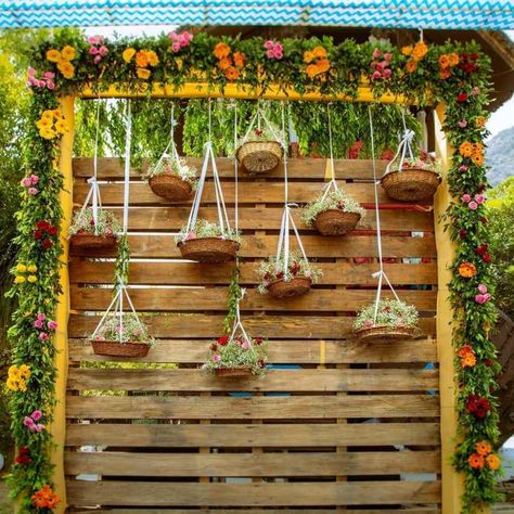 Hanging Cane baskets with flowers for photo booth by Event Gurus. Fresh Wedding Decor, Bride Haldi, Mehendi Decor Ideas, Event Entrance, Cane Baskets, Indian Wedding Decor, Canes Decor, Thali Decoration Ideas, Photo Booth Backdrop Wedding