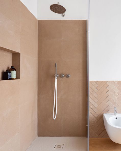 Domus Tiles Bathroom, Bathroom Design Large Tiles, Sand Tiles Bathroom, Clay Bathroom Tiles, Bathroom Tiles Neutral, Cream Tiled Bathroom, Large Tiles Bathroom, Big Tile Bathroom, Big Bathroom Tiles