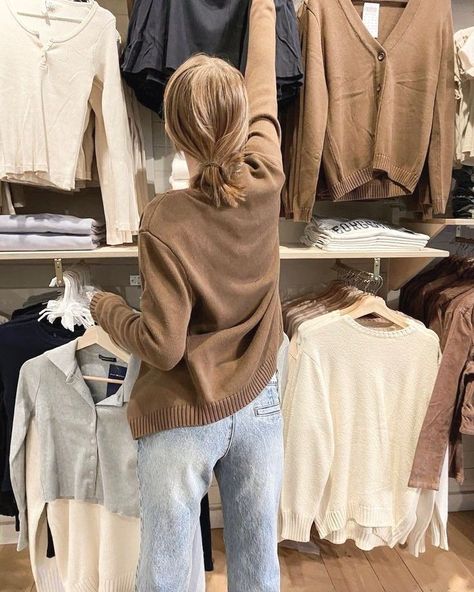 Brandy Melville Fall, Train Like An Angel, Brandy Girl, Autumn In New York, Aesthetic Autumn, Fuzzy Sweater, Brunette Girl, Blogger Girl, Autumn Aesthetic