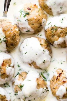 Baked Chicken Meatballs with Garlic Dill Yogurt Sauce - Tender, juicy, perfectly seasoned baked chicken meatballs topped with a delicious garlic and dill yogurt sauce. Dinner Party Food Ideas, Dill Yogurt Sauce, Thai Meatballs, Dinner Party Food, Firecracker Sauce, Easy Dinner Party Recipes, Baked Chicken Meatballs, Low Calorie Chicken, Chicken Meatball Recipes