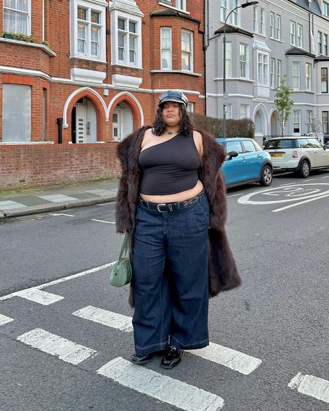 woman about town Outfit For Big Belly Women, Curvy Outfits Autumn, Plussize Outfit Ideas, Fat Outfits, Plus Size Style Inspiration, Abg Makeup, Plus Size Baddie Outfits, London Look, Chubby Fashion