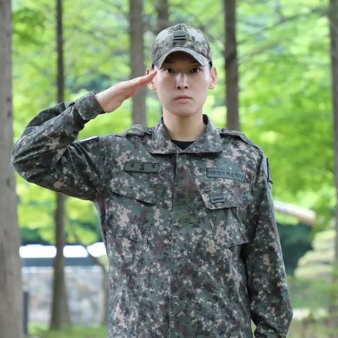 Kim Inseong Salute pose Salute Pose, Military Salute, Kim Inseong, Pose Reference Photo, Pose Reference, Art Style, Pretty People, Soldier, Art Reference