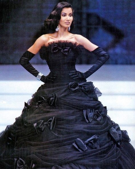 Fashion and Haute Couture on Instagram: “Gurmit Kaur for Lancetti F/W 1992” Gurmit Kaur, Look Gatsby, 90s Runway Fashion, Runway Fashion Couture, Gothic Dress, Gala Dresses, Fashion Inspiration Design, Student Fashion, Naomi Campbell