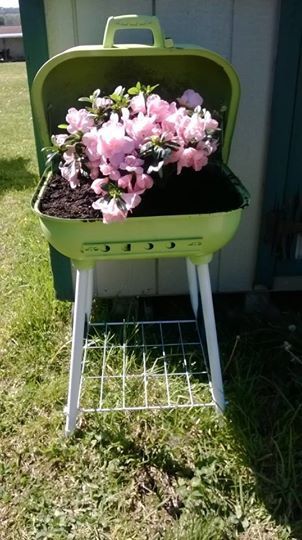 Virgy Ramos' transformation of an old BBQ grill! Grill Ideas, Old Sink, Upcycle Garden, Diy Hacks, Bbq Grill, Garden Inspiration, Diy Ideas, Garden Ideas, Life Is Good