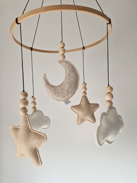 Babymobiel maan wolk ster | Tante Jenn Diy Baby Mobile, Baby Hangers, Diy Mobile, Diy Baby Stuff, Diy For Kids, Baby Mobile, Rust, Lifestyle