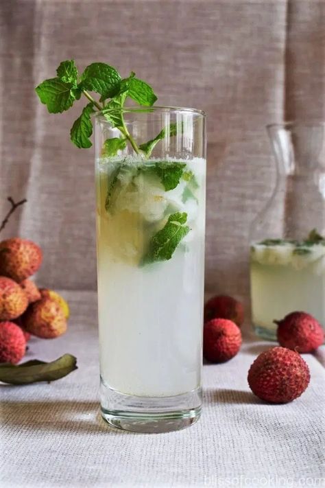 Lychee Mojito Recipe, Lychee Mocktail, Lychee Recipes, Lychee Mojito, Tong Sui, Lychee Cocktail, Lychee Tea, Birthday Bff, Pina Colada Drinks