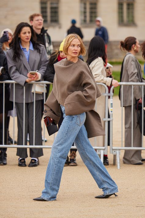 Paris FW24 full streetstyle gallery – Sandra Semburg Elegant Fall Outfits, Street Style Outfits Casual, 60 Year Old Woman, Taupe Sweater, Chic Fall Outfits, Fashion Days, Old Woman, Modern Minimalism, Fashion Week Street Style