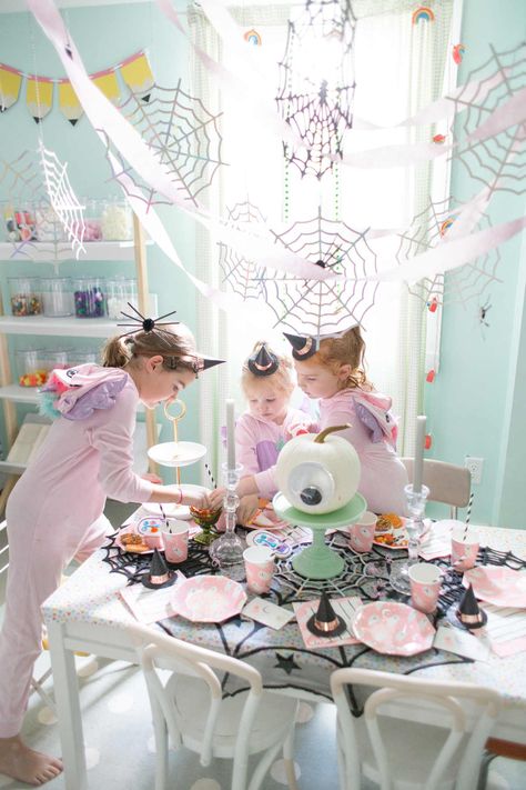 Girly Halloween Party, Fun Halloween Party Ideas, Pastel Decorations, Halloween Party Ideas For Kids, Halloween Kids Party, Halloween Themed Birthday Party, Dekorasi Halloween, Girly Halloween, School Halloween Party