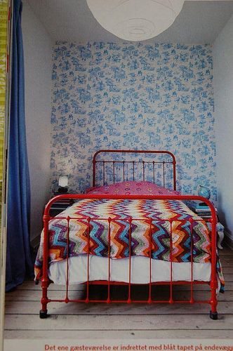 Inspiration for my bedroom by lutterlagkage, From an old issue of Boligliv. It's from the home of the owners of rice Red Metal Bed, Red Metal Bed Frame, Painted Metal Bed Frame, Red Bed Frame, Happy Bedroom, Beach Bedding Sets, Red Bed, Chevron Crochet, Cosy Bedroom