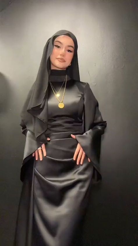 Follow me on Insti @ b3rna_ #hijabdresses#berna_tsn#modestfashion Hijabi Elegant Dress, Event Dresses Classy, Mode Niqab, Hijabi Dresses, Estilo Hijab, Modest Dresses Fashion, Bride Dress Simple, Mode Turban, Modest Fashion Hijab