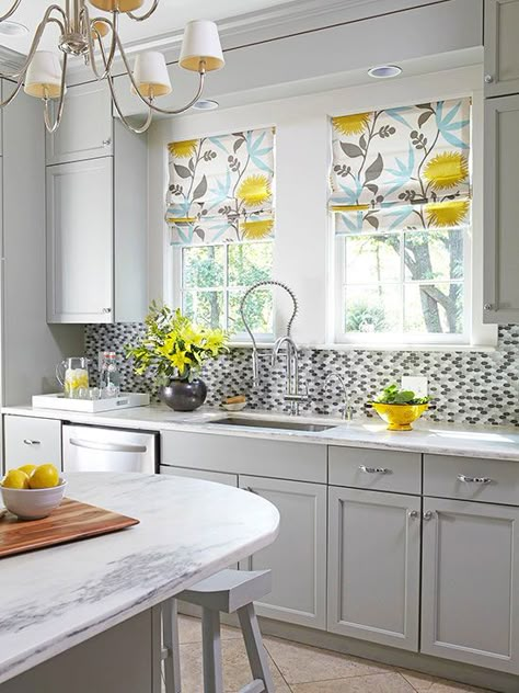 These cabinets create an air of calm in the kitchen while the oval mosaic backsplash provides playful texture: http://www.bhg.com/kitchen/cabinets/styles/kitchen-cabinet-color-choices/?socsrc=bhgpin022614tranquilgray&page=6 Kitchen Colour Combination, Model Dapur, Серая Кухня, Kabinet Dapur, Kitchen Blinds, Kitchen Window Treatments, Yellow Kitchen, Kitchen Cabinet Colors, Kitchen Color