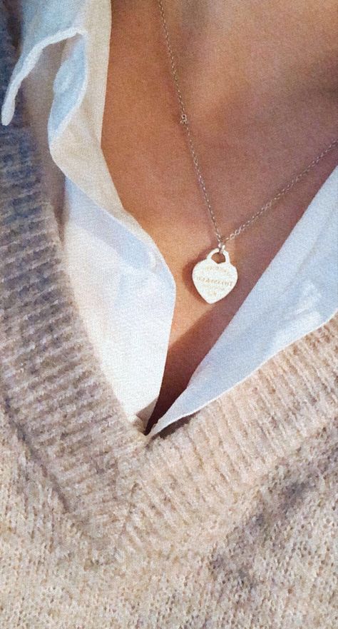 Tiffany Heart Necklace Outfit, Tiffany Heart Necklace Aesthetic, Tiffany And Co Necklace Aesthetic, Tiffany Necklace Outfit, Tiffany Necklace Layering, Tiffany Necklace Aesthetic, Tiffany & Co, Tiffany And Co Aesthetic, Tiffanys Necklace