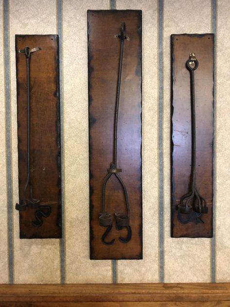 Branding Iron Decor, Old Western Decor, Cowboy Living Room, Cow Horns Decor, Rustic Iron Decor, Western Living Room Decor, Western Inspiration, Western Living Room, Horns Decor