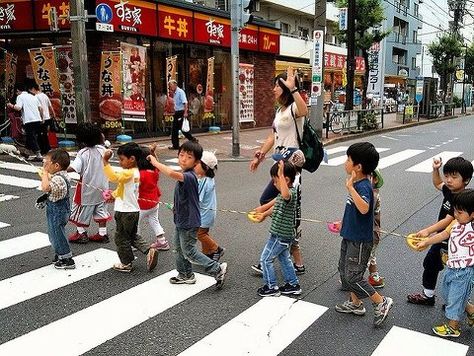 Japanese school children.    When a bunch of Japanese school children cross the road, you will  often see them raise their hand like so. Japan Kindergarten, Japanese Student, Student Style, Japanese Kids, Turning Japanese, Asian Love, Japanese School, Nagasaki, School Children