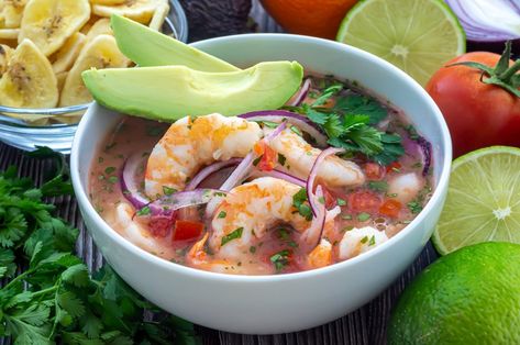 En esta receta aprenderás a preparar un ceviche de camarón al estilo ecuatoriano. Un plato fresco y muy sencillo pero a la vez lleno de sabor y con un punto adictivo. ¡Te va a encantar! Ecuadorian Ceviche Recipe, Ceviche Recipe Fish, Vegetarian Ceviche, Ecuadorian Food, Costa Rican Food, Ceviche Recipe, Shrimp Ceviche, Peruvian Recipes, Shrimp Recipes