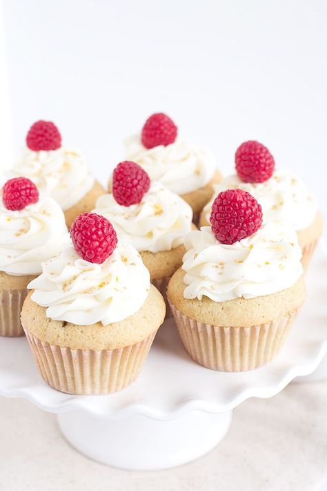 Raspberry Champagne Cupcakes with a raspberry champagne filling and champagne frosting. Cupcakes With Raspberry Filling, Raspberry Champagne, Cupcakes Fondant, Champagne Cupcakes, Raspberry Cupcakes, Coconut Cupcakes, Torte Cupcake, Spring Desserts, Raspberry Filling