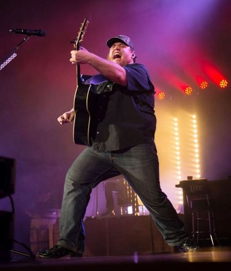 Luke Combs Concert, Concert Outfit Men, Country Backgrounds, Best Country Singers, Luke Combs, Country Music Concerts, Country Musicians, Brad Paisley, Concert Aesthetic