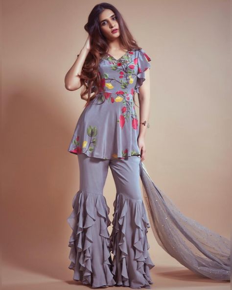 Eid Look, Frock Fashion, Designer Kurti Patterns, Pakistani Dresses Casual, Salwar Kamiz, Indian Gowns Dresses, Kids Designer Dresses, Kurti Designs Party Wear, Sleeves Designs For Dresses