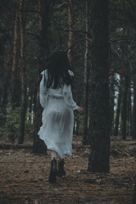 Spooky Forest Photoshoot, Spooky Woods Photoshoot, Urban Witch Aesthetic, Mysterious Photoshoot, Dark Cottagecore Aesthetic Fashion, Witchy Portrait, Witches In The Woods, Banshee Aesthetic, Gothic Photoshoot