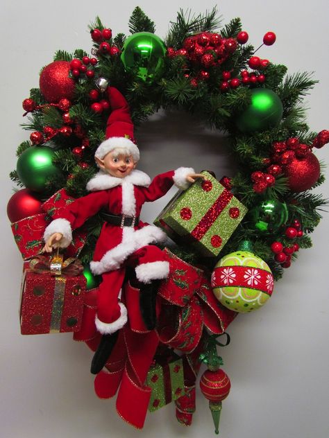 Elf Wreath Ideas Diy, Elves Christmas Decorations, Christmas Elves Decorations, Elf Decorations Christmas, Elf Wreaths, Christmas Star Wreath, Mini Centerpieces, Christmas Doorway Decorations, Diy Christmas Elves