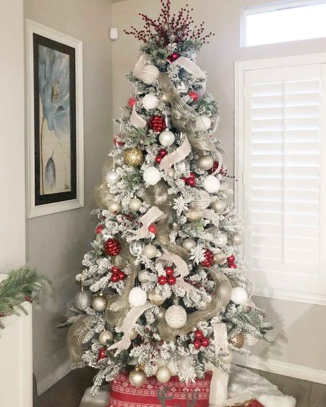 50 Christmas Tree Ideas with Different Themes and Colors Christmas Tree Inspiration White, Small White Christmas Tree, Christmas Tree Colour Scheme, White Christmas Tree Decorations, Christmas Tree Decorating Themes, Tree Themes, Elegant Christmas Trees, Christmas Tree Decorations Diy, White Christmas Trees