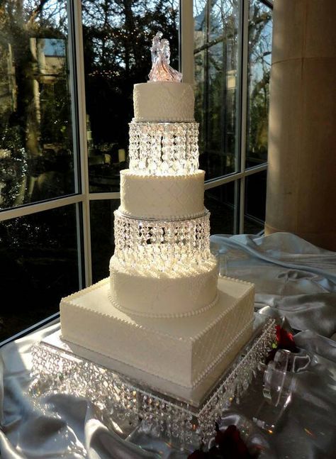 Chandelier Wedding Cake, Waterfall Cake, Cheap Wedding Table Centerpieces, Chandelier Cake Stand, Chandelier Cake, Crystal Cake Stand, Chandelier Wedding, Wedding Cake Stand, Crystal Cake