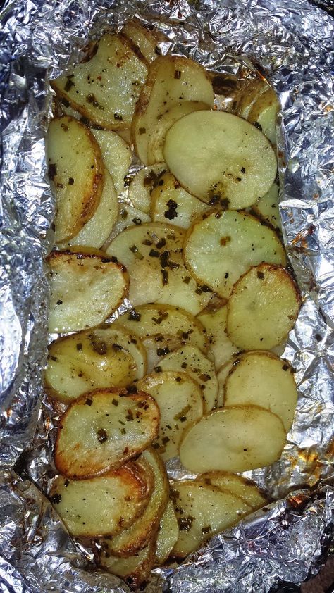 Rebecca's Amazing Creations: Sliced Potatoes on the Grill Hobo Potatoes On Grill, Hobo Potatoes In Oven, Foil Potatoes On Grill, Potatoes On The Grill, Foil Potatoes, Foil Recipes, Russet Potato Recipes, Campfire Pizza, Hobo Packs