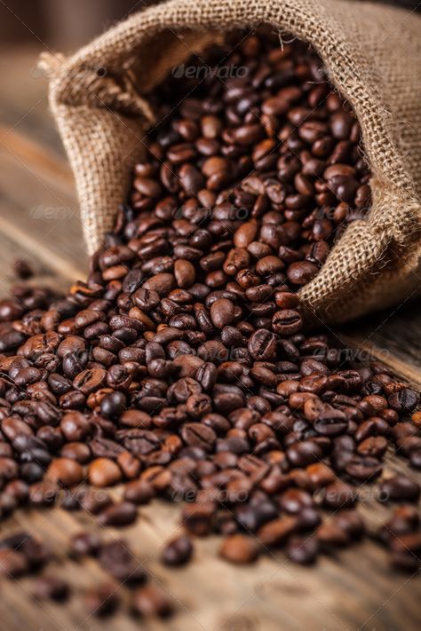 Coffee Beans Photography, Fresh Coffee Beans, Coffee Shot, Roasted Coffee Beans, Coffee Uses, Coffee Photography, Coffee Packaging, Fresh Coffee, Chocolate Coffee