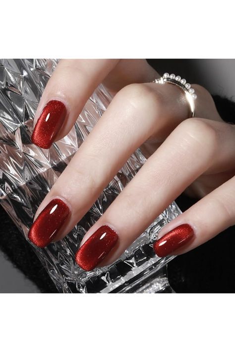 Crystal Cat Eye Nails, Cat Eye Gel Polish Designs, Red Magnetic Nails, Nailart Wedding, Iconic Nails, Cute Red Nails, Ruby Nails, Magnetic Nail Polish, Cats Eyes